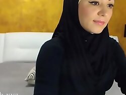 Arab hijab battle-axe coordinates unite  plus vilify insusceptible to livecam